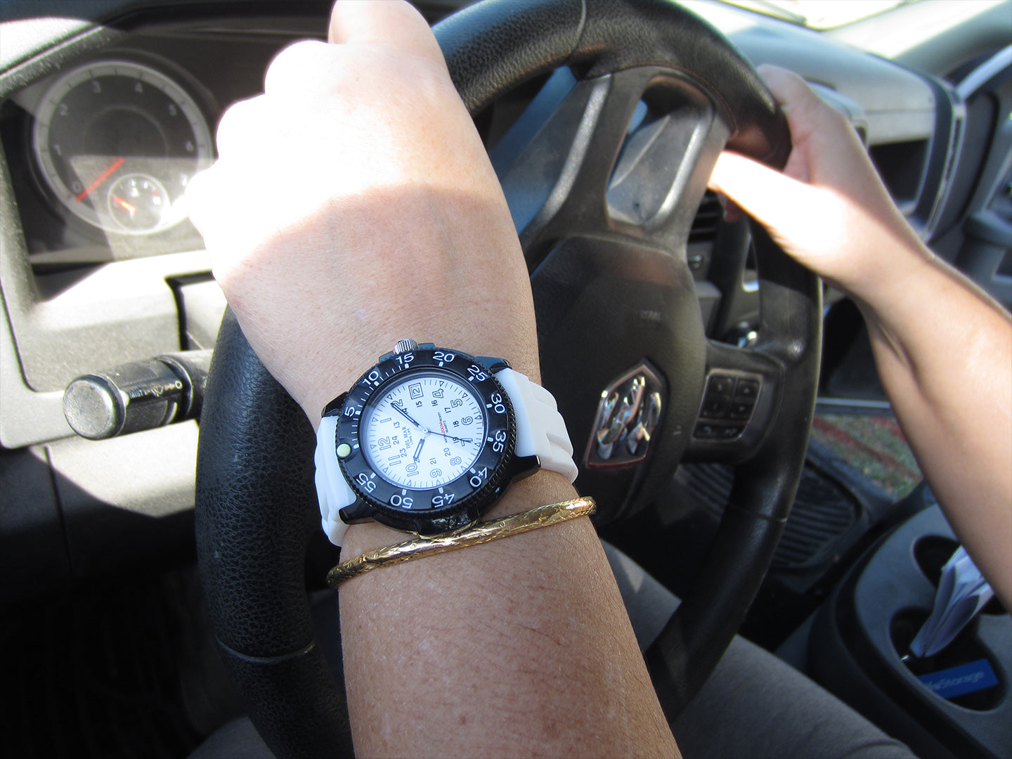 Del Mar Sand Key 50385 features a bright white dial, flexible black strap, and durable stainless steel construction
